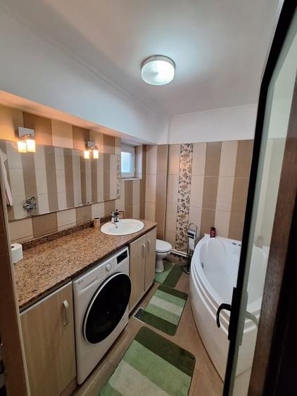Apartament cu 3 camere semidecomandat, mobilat în Dacia