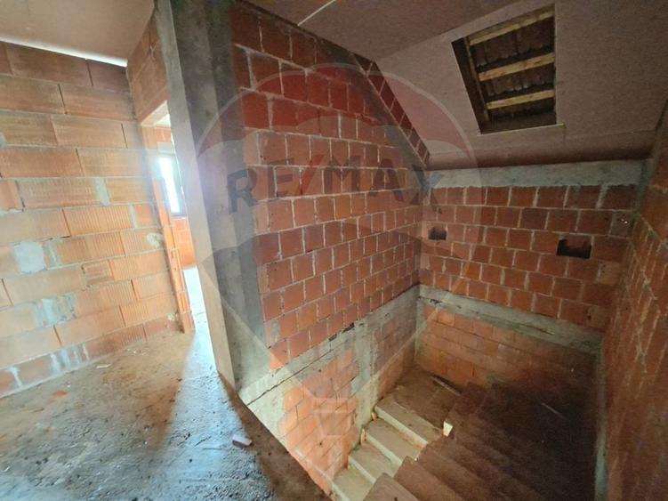 Casă cu 5 camere cu Teren 983 Mp în Vladimirescu
