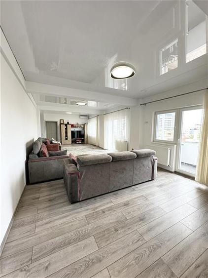 Apartament cu 3 camere semidecomandat, mobilat în Nord