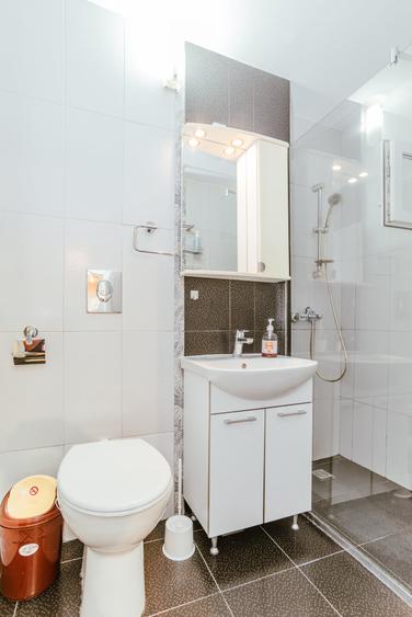 Apartament cu 3 camere decomandat, mobilat în Faleza Nord