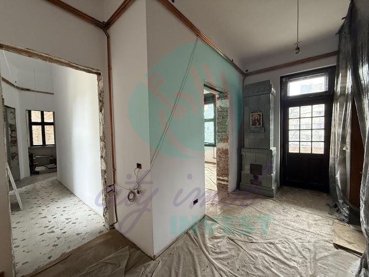 Apartament cu 3 camere semidecomandat în Universitate