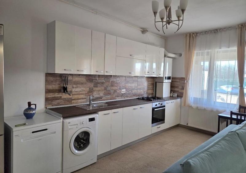 Apartament cu 3 camere semidecomandat, mobilat în Dămăroaia