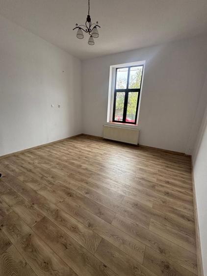 Casă cu 4 camere cu Teren 600 Mp în Central