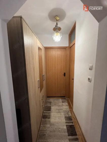 Apartament cu 4 camere semidecomandat, mobilat în Girocului