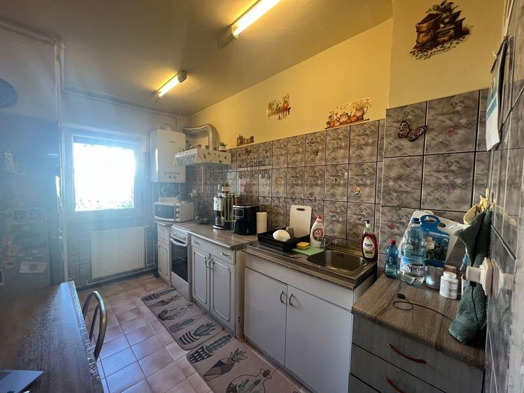 Apartament cu 3 camere decomandat, mobilat în Valea Aurie