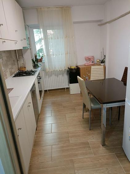 Apartament cu 3 camere decomandat în Panduri