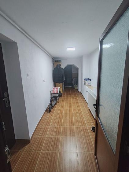 Apartament cu 2 camere semidecomandat, mobilat în Badea Cârțan