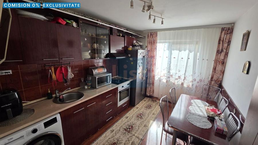 Apartament cu 3 camere decomandat, mobilat în Aluniș