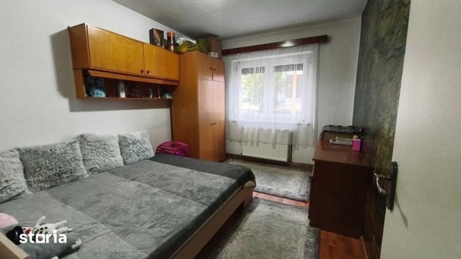 Apartament cu 3 camere decomandat în Florilor