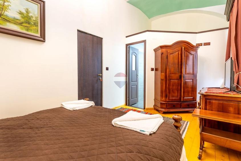 Casă individuală cu 11 camere cu Teren 792 Mp în Central