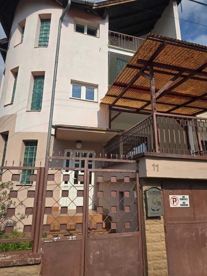 Casă cu 4 camere cu Teren 300 Mp în Central