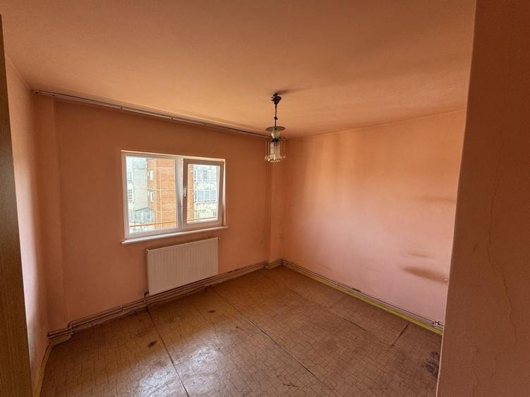 Apartament cu 3 camere decomandat în Calea București