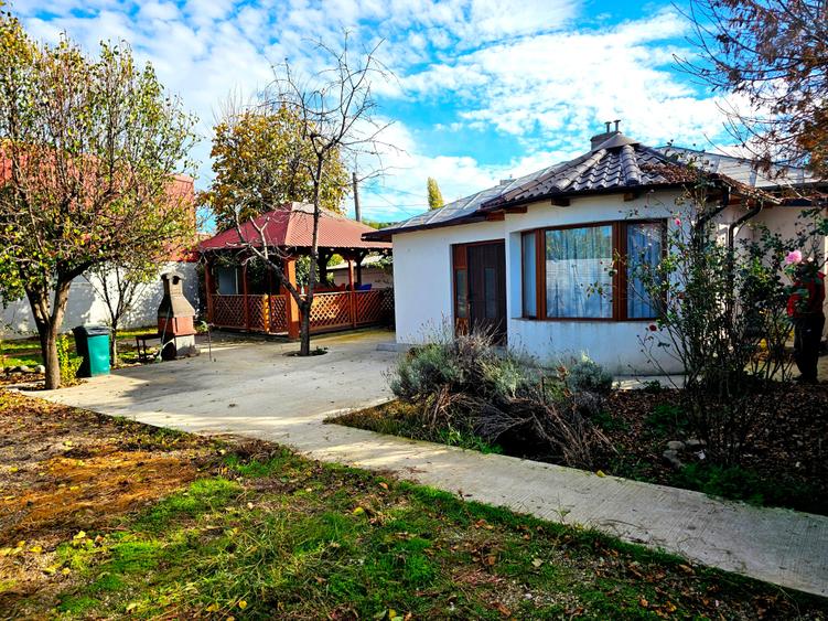 Casă cu 6 camere cu Canalizare în Central