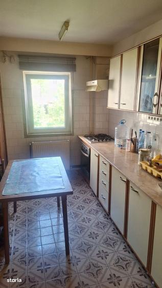 Apartament cu 4 camere decomandat în Astra