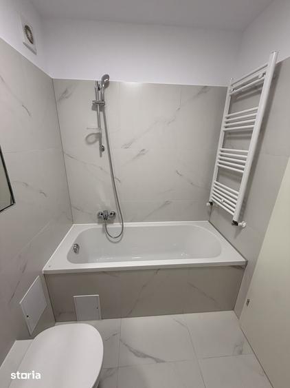Apartament cu 3 camere decomandat în Tractorul