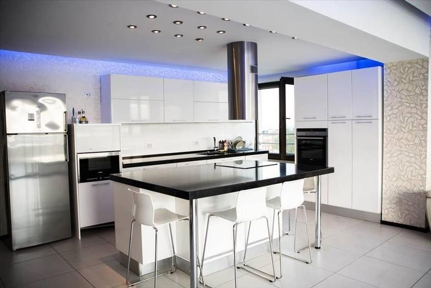 Apartament cu 4 camere decomandat, mobilat în Central