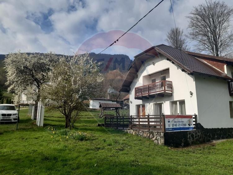 Casă individuală cu 7 camere cu Teren 3580 Mp în Tohănița