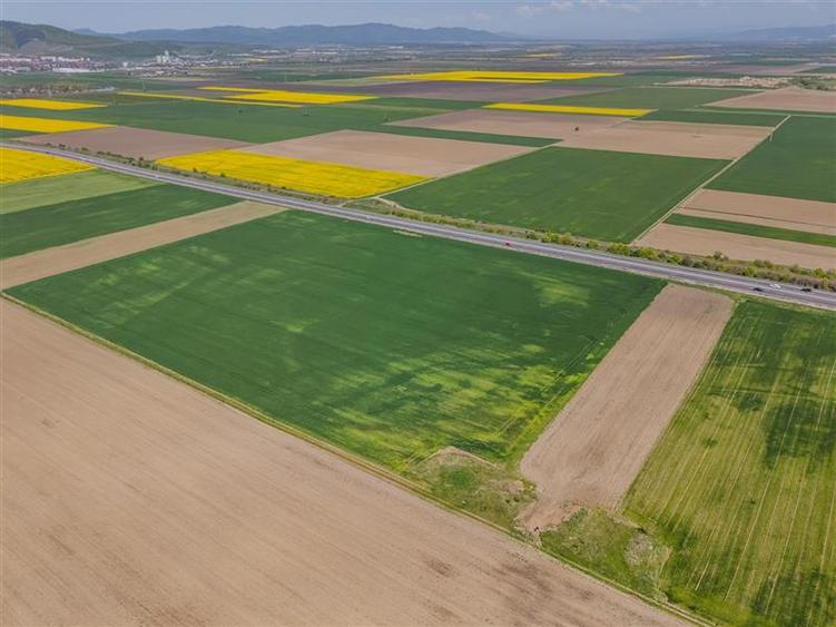 Teren agricol intravilan de 47.576999664307 mp, în Central