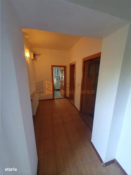 Casă cu 4 camere decomandat în Mihai Viteazu