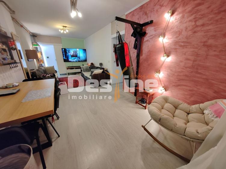 Apartament cu 3 camere decomandat, mobilat în Valea Adâncă
