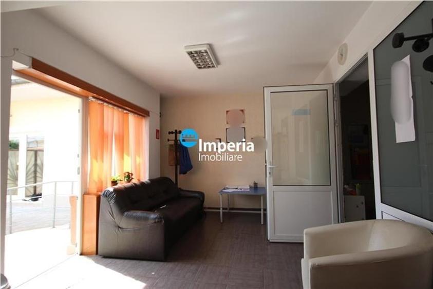 Casă individuală cu 10 camere cu Canalizare în Central