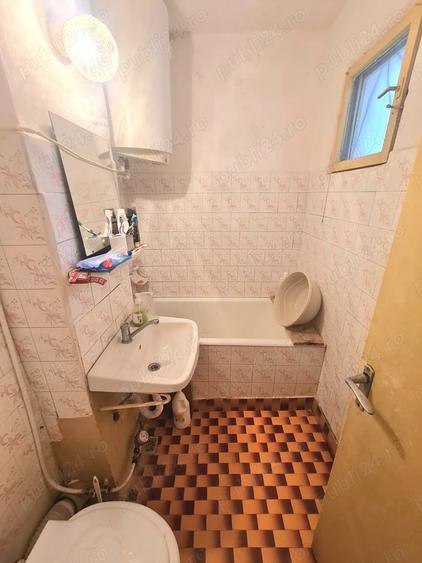 Apartament cu 3 camere semidecomandat în Viziru 1