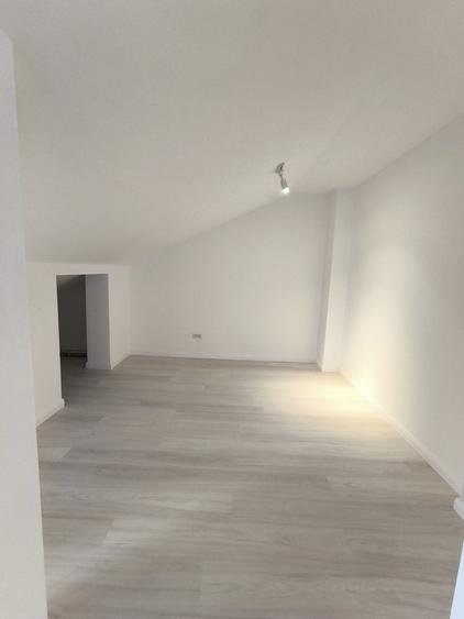 Casă cu 4 camere cu Teren 70 Mp în Odăi