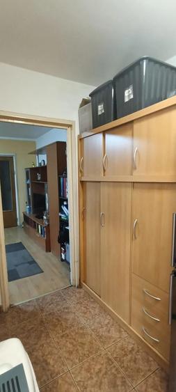 Apartament cu 3 camere semidecomandat, mobilat în Dristor