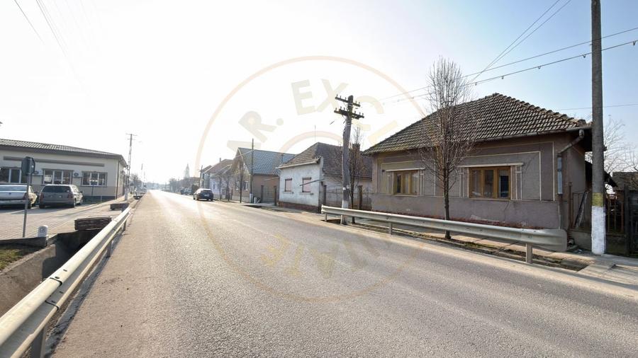 Casă individuală cu 4 camere cu Teren 2948 Mp în Central