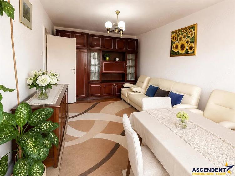 Apartament cu 3 camere decomandat în Libertății