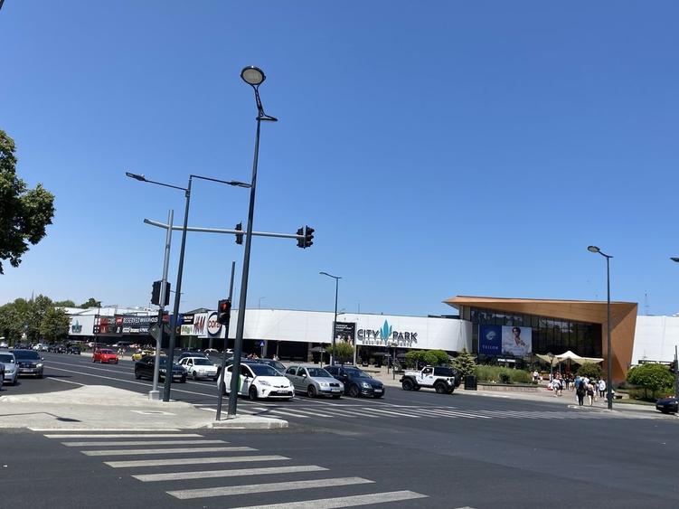 Apartament cu 2 camere decomandat în City Park Mall