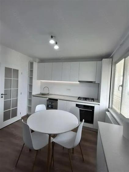 Apartament cu 3 camere semidecomandat, mobilat în Central