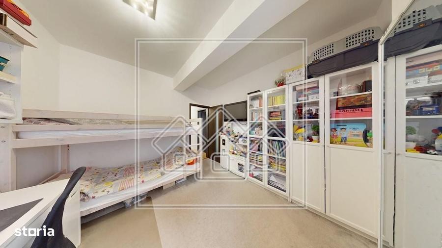 Apartament cu 3 camere semidecomandat în Turnișor