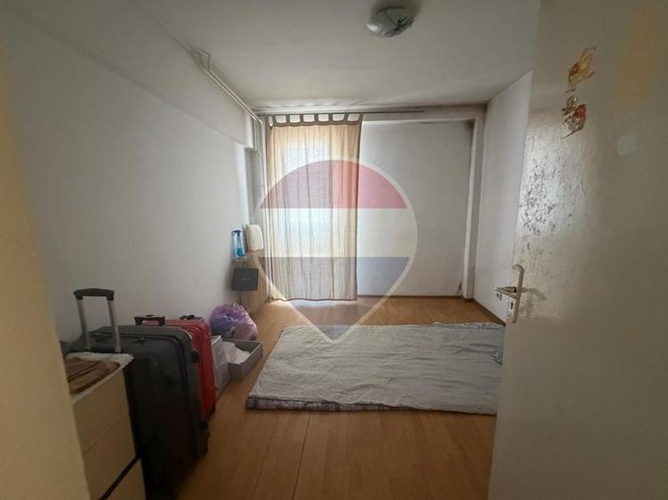 Apartament cu 3 camere semidecomandat în Titan