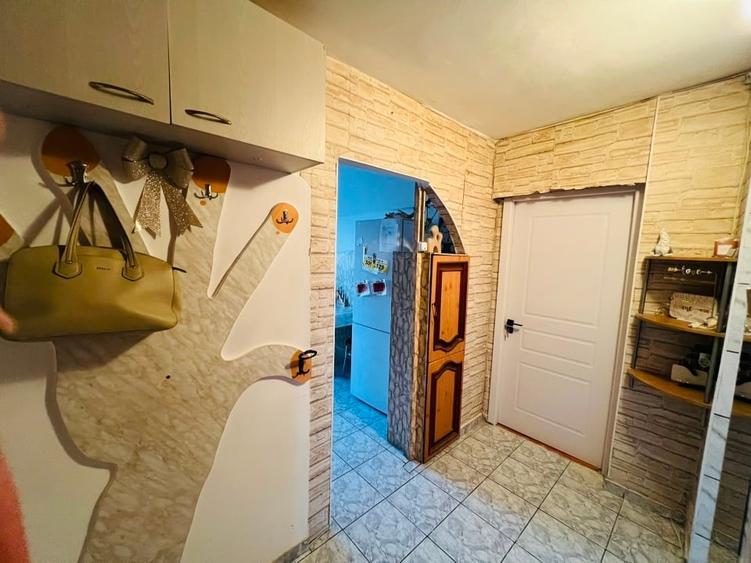 Apartament cu 2 camere decomandat, mobilat în Tractorul