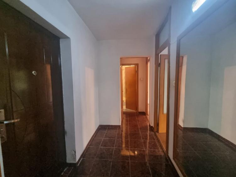 Apartament cu 4 camere semidecomandat în Moșilor