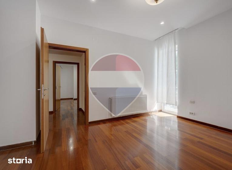 Apartament cu 4 camere decomandat în Primăverii