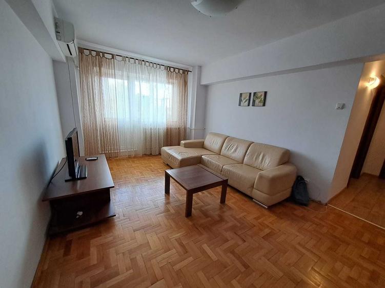 Apartament cu 3 camere semidecomandat în Berceni