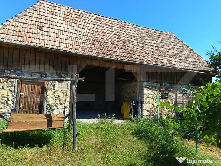 Casă cu 2 camere cu Teren 1040 Mp în Petrești