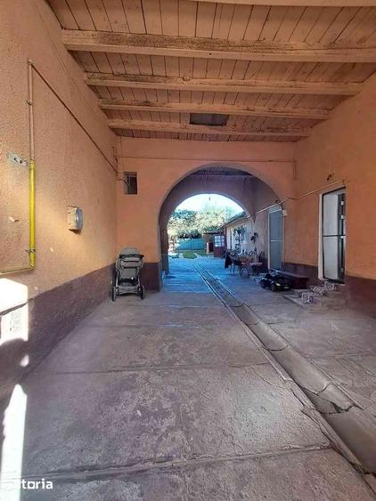 Casă cu 7 camere cu Teren 2500 Mp în Brateiu