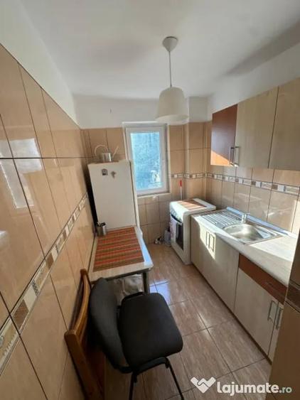 Apartament cu 3 camere semidecomandat în Central