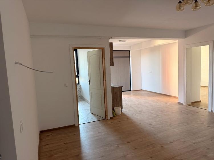 Apartament cu 3 camere decomandat, mobilat în Central