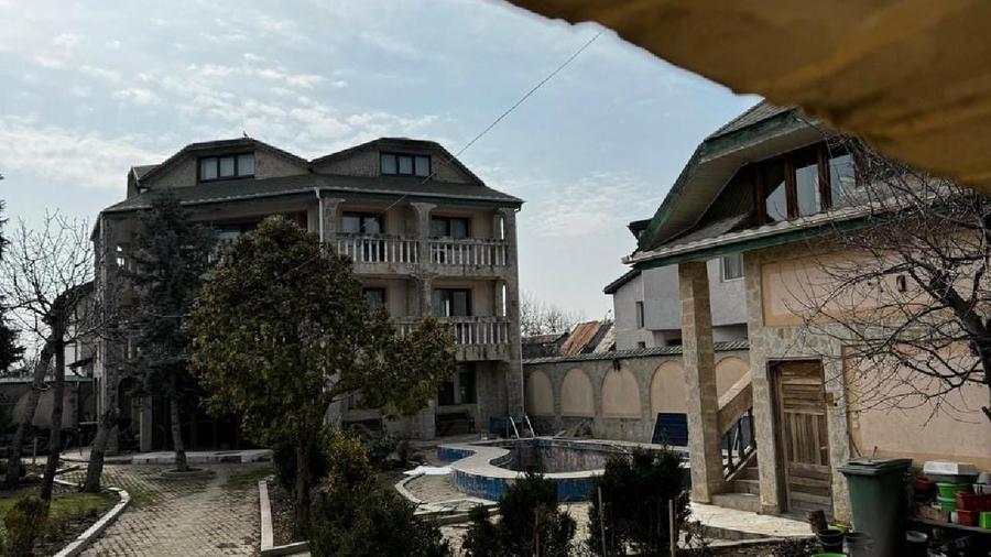 Casă individuală cu 10 camere cu Teren 800 Mp în Central