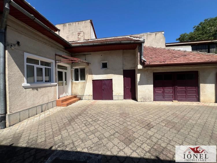 Casă individuală cu 9 camere cu Canalizare în Central