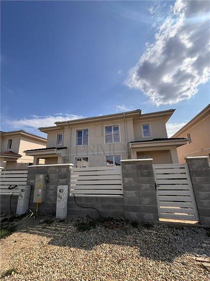 Duplex cu 4 camere cu Canalizare în Moșnița Nouă
