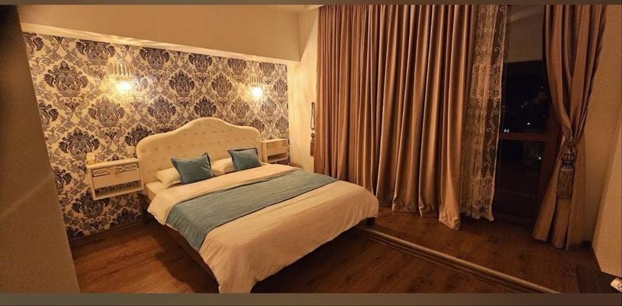 Casă cu 8 camere cu Teren 220 Mp în Central