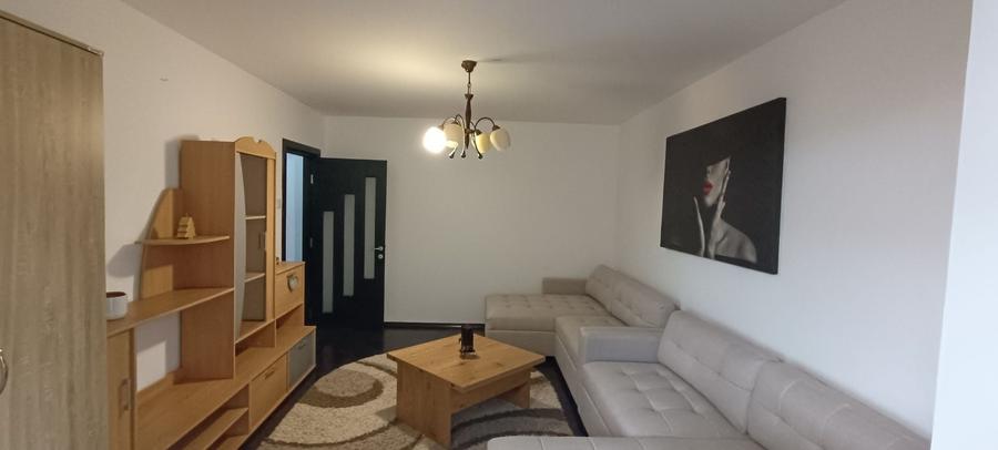 Apartament cu 3 camere decomandat în Tractorul