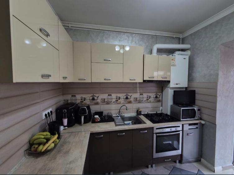 Apartament de vanzare 3 camere ,living,bucatarie inchisa - 6