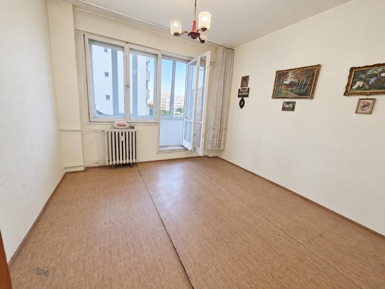 Apartament cu 3 camere decomandat în Titan