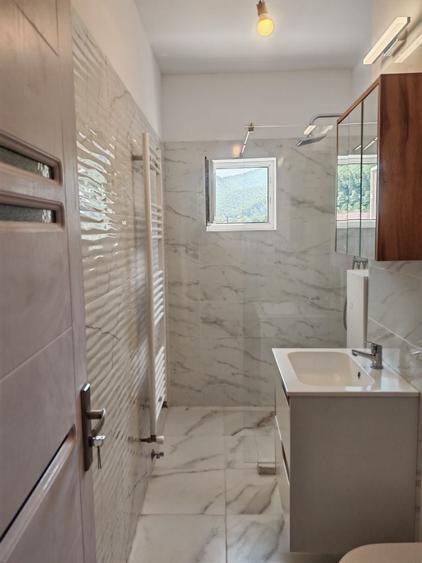 Apartament cu 3 camere decomandat în Suseni
